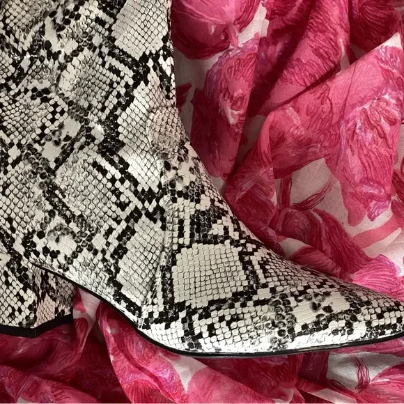 Black & White Snakeskin Pattern Heeled Boots Various Sizes - Picture 2 of 10